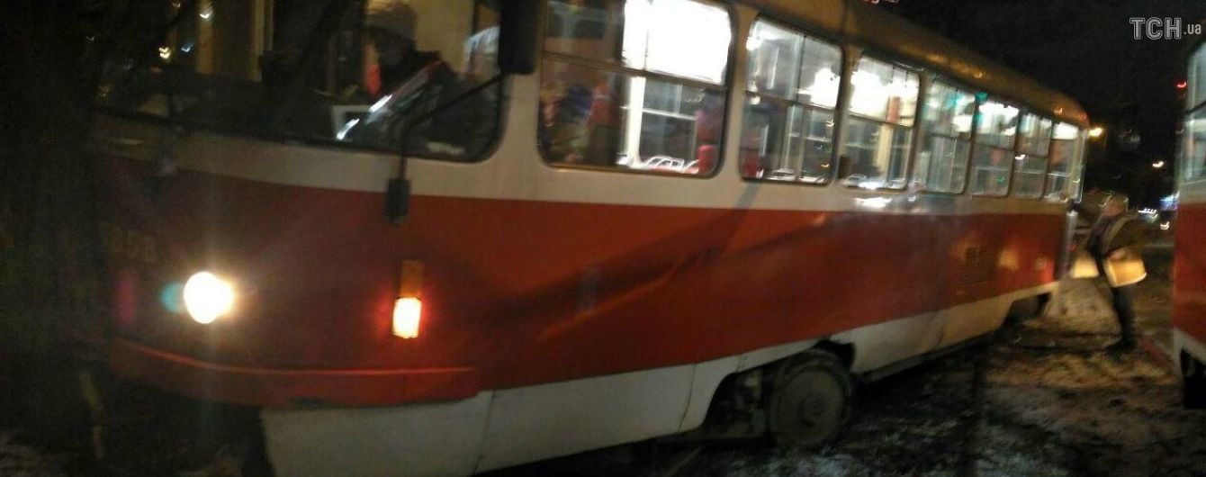 У Києві трамвай злетів з колій і врізався в дерево