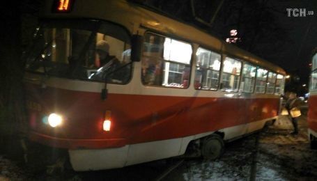 У Києві трамвай злетів з колій і врізався в дерево