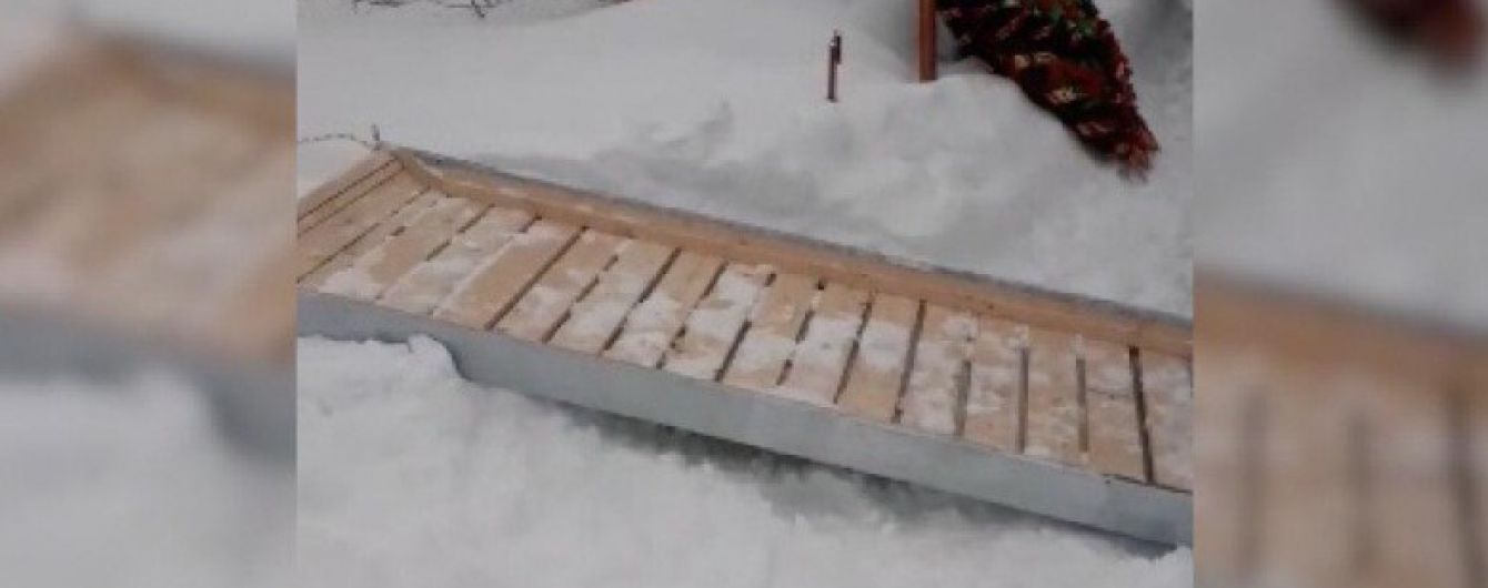 В Росії труну довезли до цвинтаря на санях замість катафалка через замети