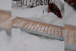 В Росії труну довезли до цвинтаря на санях замість катафалка через замети