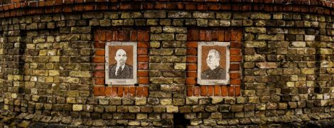 У центрі українського міста висять портрети Сталіна та Леніна. Мер не хоче їх знімати, воює з Інститутом нацпам’яті та перемагає — репортаж