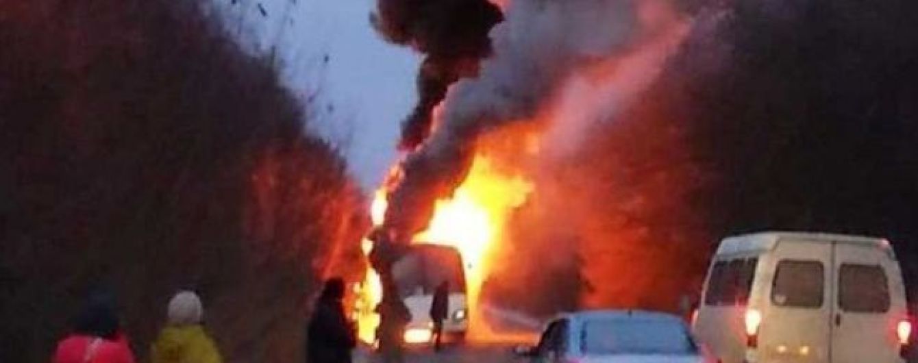 Поблизу Житомира на ходу загорівся автобус з 13 пасажирами