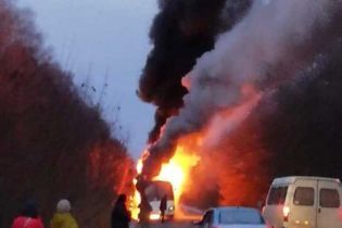 Поблизу Житомира на ходу загорівся автобус з 13 пасажирами