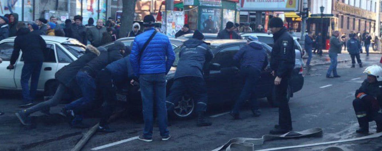Автівки порушників паркування заважали ліквідації пожежі в одеському коледжі