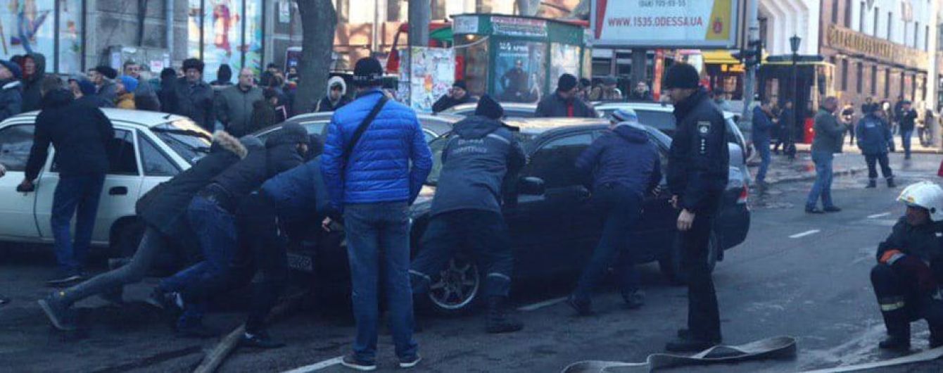 Проїзд до охопленого полум'ям одеського коледжу заблокувала автівка: дорогу "розчищали" перехожі