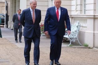 Секс-скандал в монаршей семье. Трамп отрицает знакомство с принцем Эндрю – фото говорят об обратном