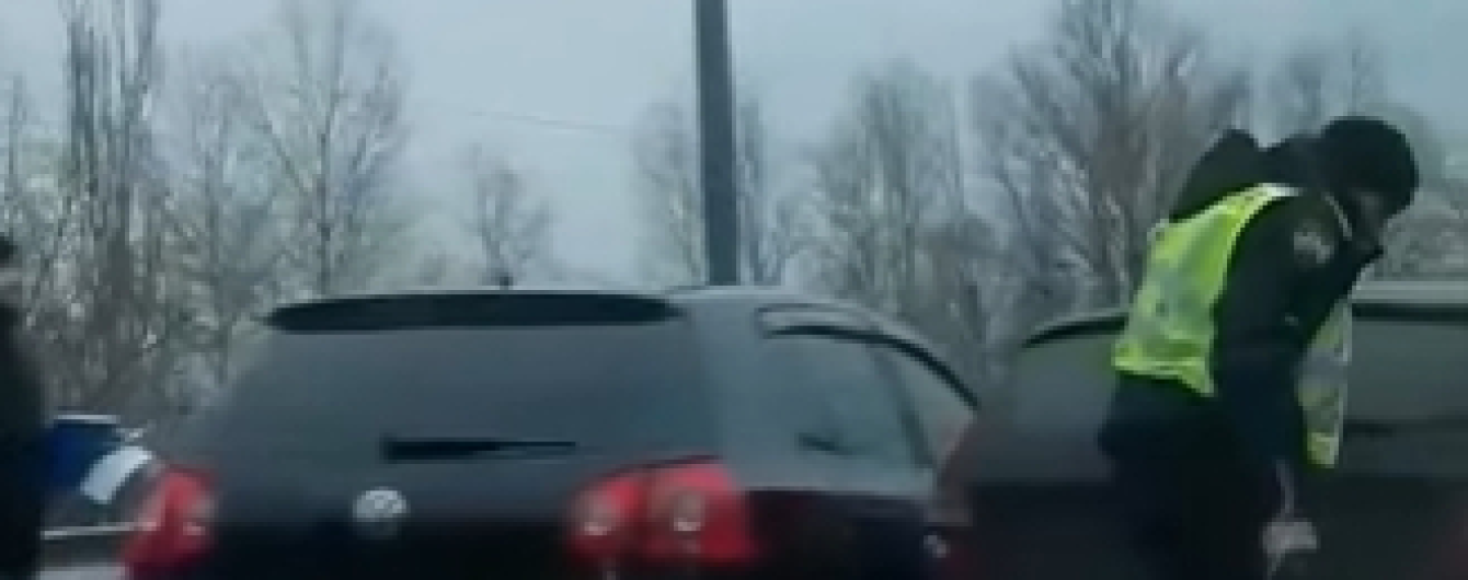 В Киеве полдесятка авто столкнулись в масштабной аварии. Видео
