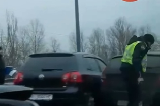В Киеве полдесятка авто столкнулись в масштабной аварии. Видео