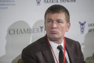"Юбилейный" кнопкодав: нардеп голосовал за коллегу, прикрываясь газетой