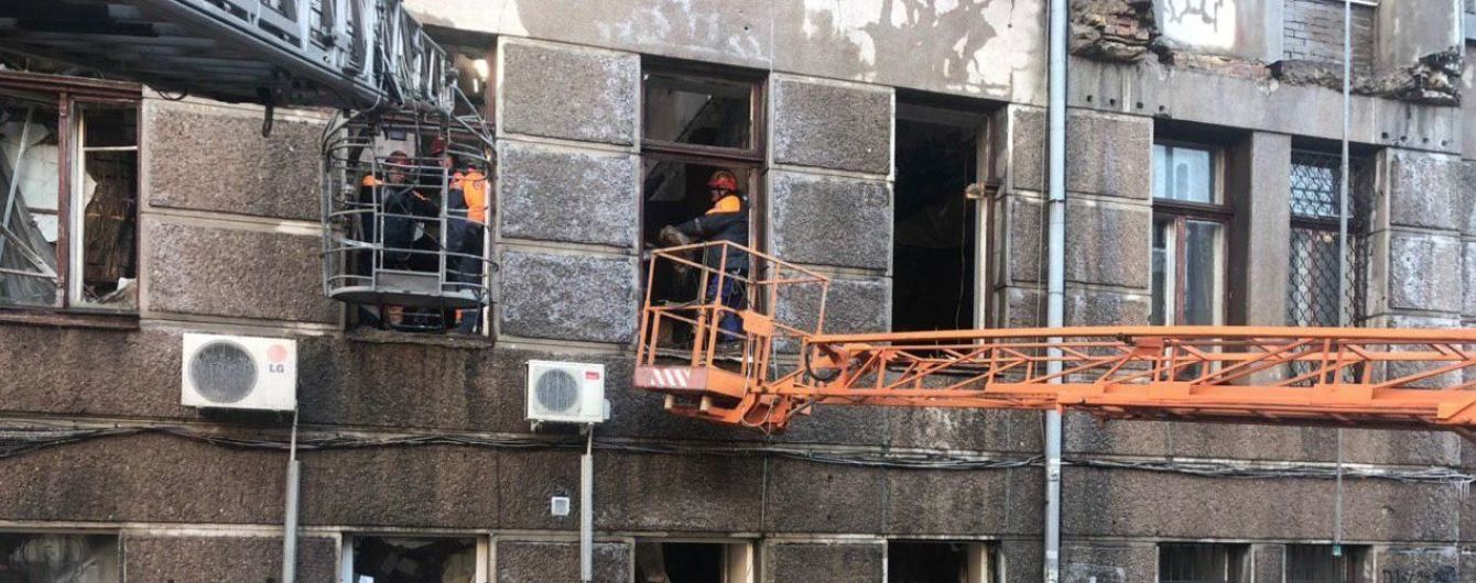 Пожарные ликвидировали огонь в колледже Одессе и начали разбирать завалы. В городе объявили траур