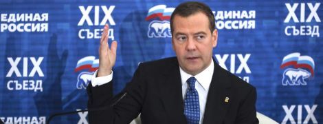 Медведев призвал ЕС признать "ошибки", объявить "перемирие" и прекратить "войнушку" с Россией
