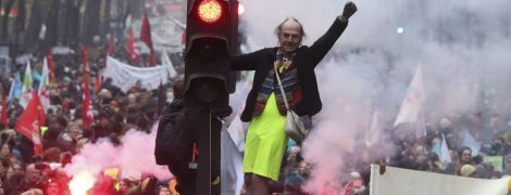 Забастовка во Франции: на улицы вышли сотни тысяч людей, транспорт парализован, задержали почти 90 человек