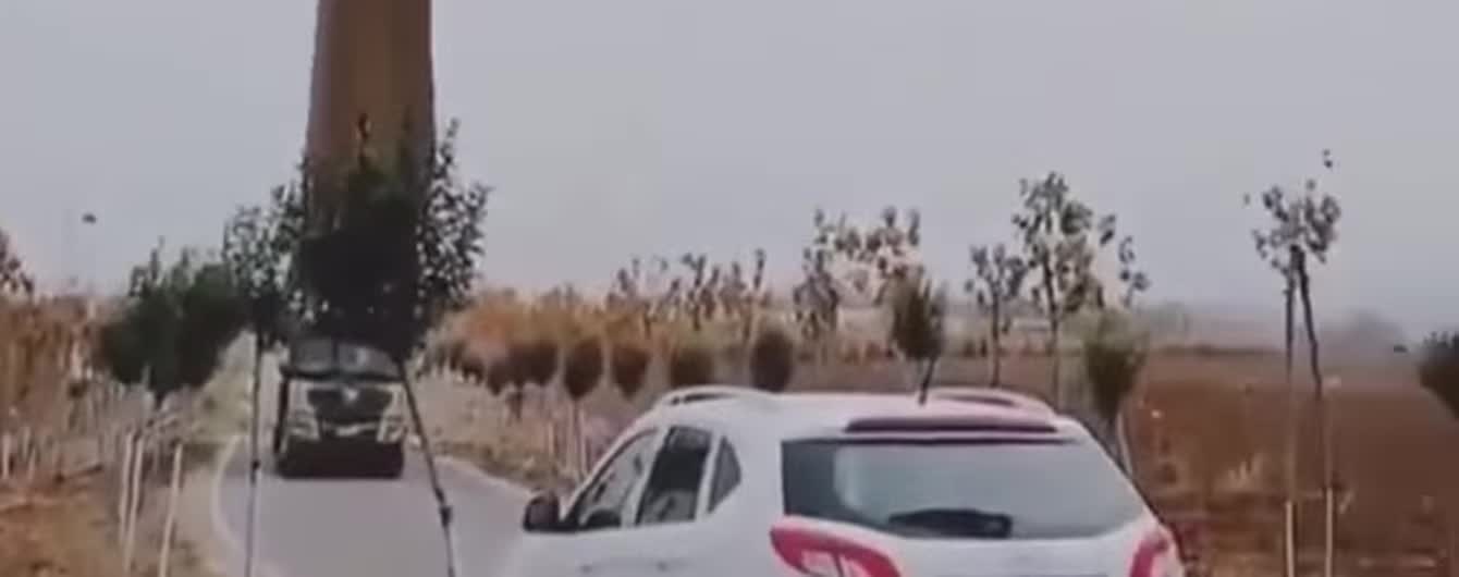 "Она падает". Видео перевозки гигантской лопасти ветряка напугало Сеть