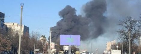 В Киеве загорелся склад: столб дыма видно за несколько километров