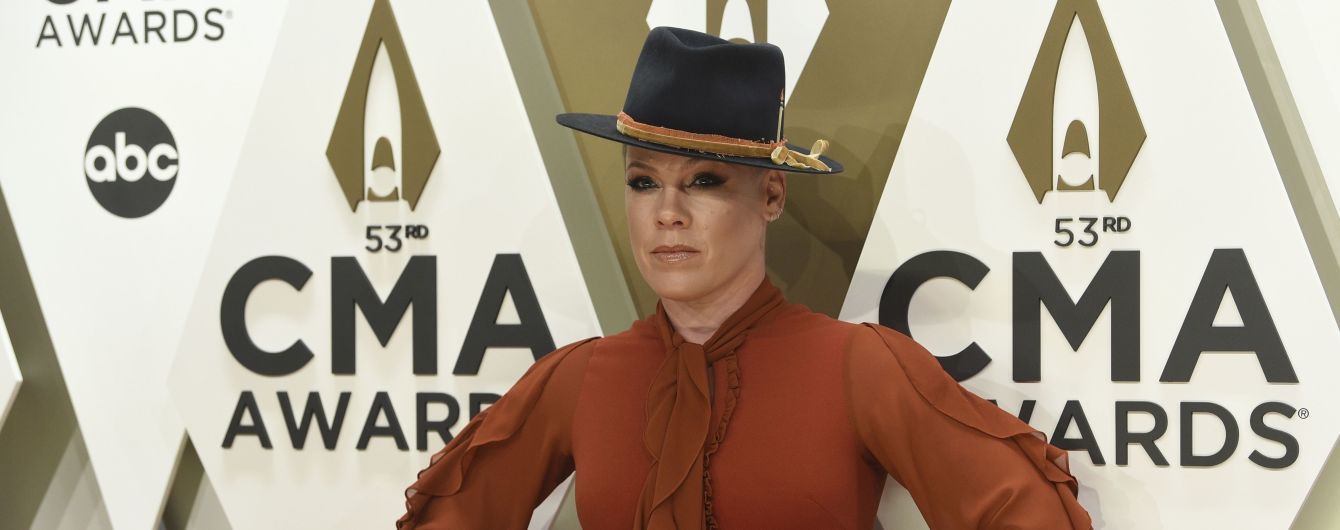 "Отпускаю": лысая Pink попрощалась со своими волосами