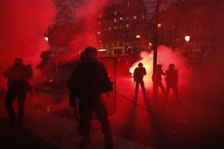 Протест десятилетия во Франции: митингующие крушат витрины и дерутся с полицией