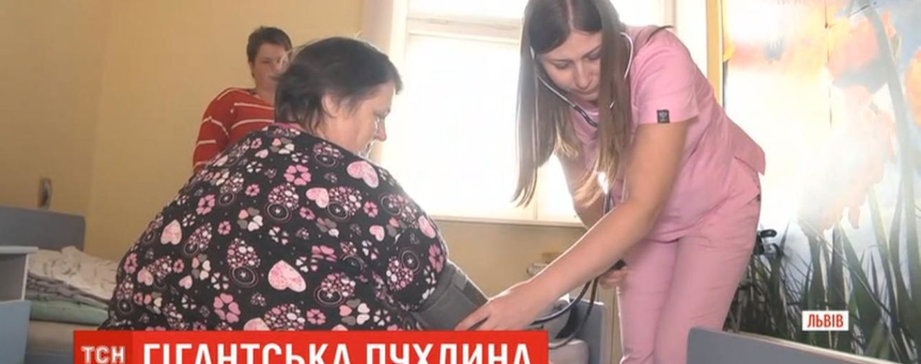 Львовские хирурги удалили женщине гигантскую 20-килограммовую опухоль
