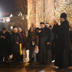 Митрополит Епифаний на Майдане Независимости раздал еду нуждающимся