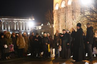 Митрополит Епифаний на Майдане Независимости раздал еду нуждающимся