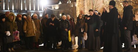 Митрополит Епифаний на Майдане Независимости раздал еду нуждающимся