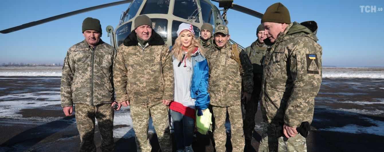 "Звездный десант". Кароль, Полякова и Билык в день ВСУ полетели на передовую к военным