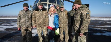 "Звездный десант". Кароль, Полякова и Билык в день ВСУ полетели на передовую к военным