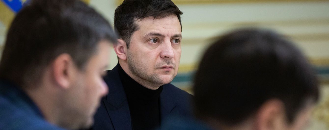 "Вам сканворды взять в дорогу?" Соцсети бурно отреагировали на поездку Зеленского в Оман