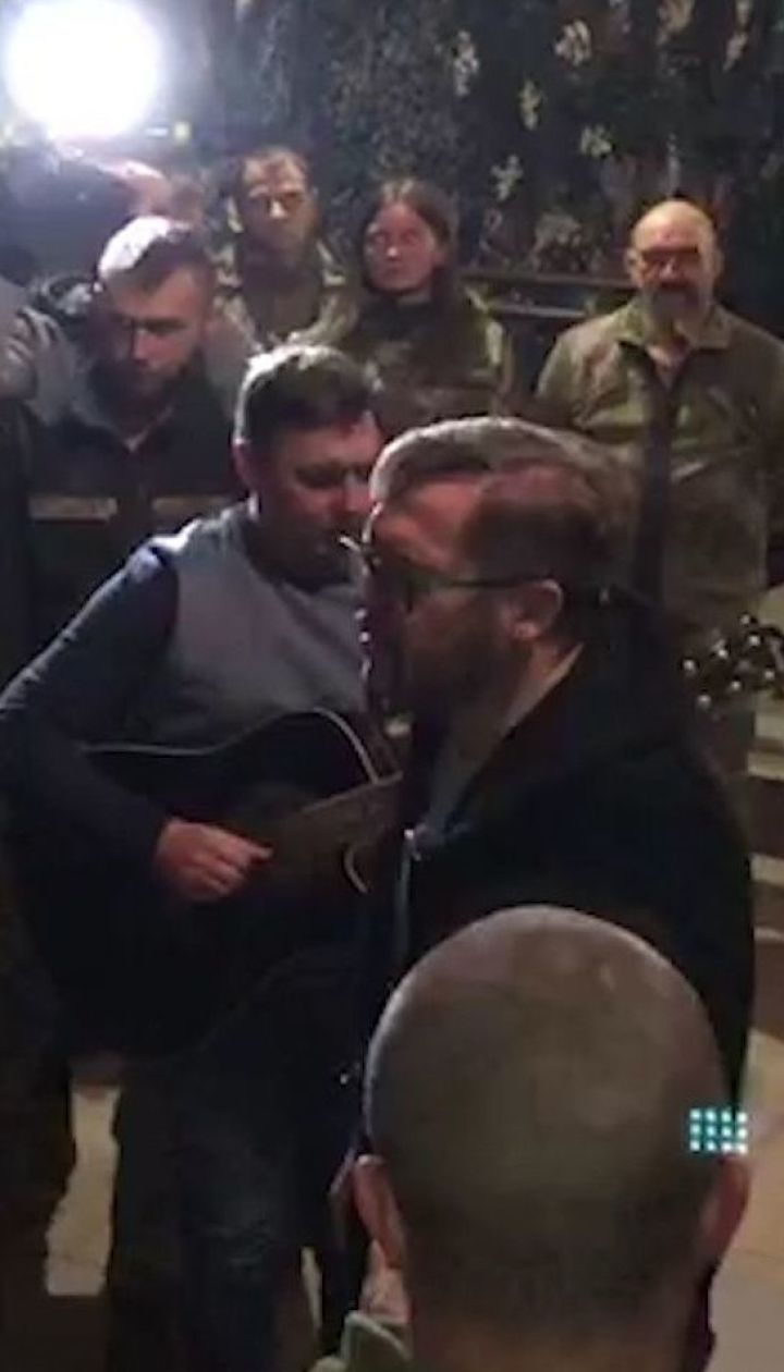 Пономарев под гитару спел гимн Украины на передовой
