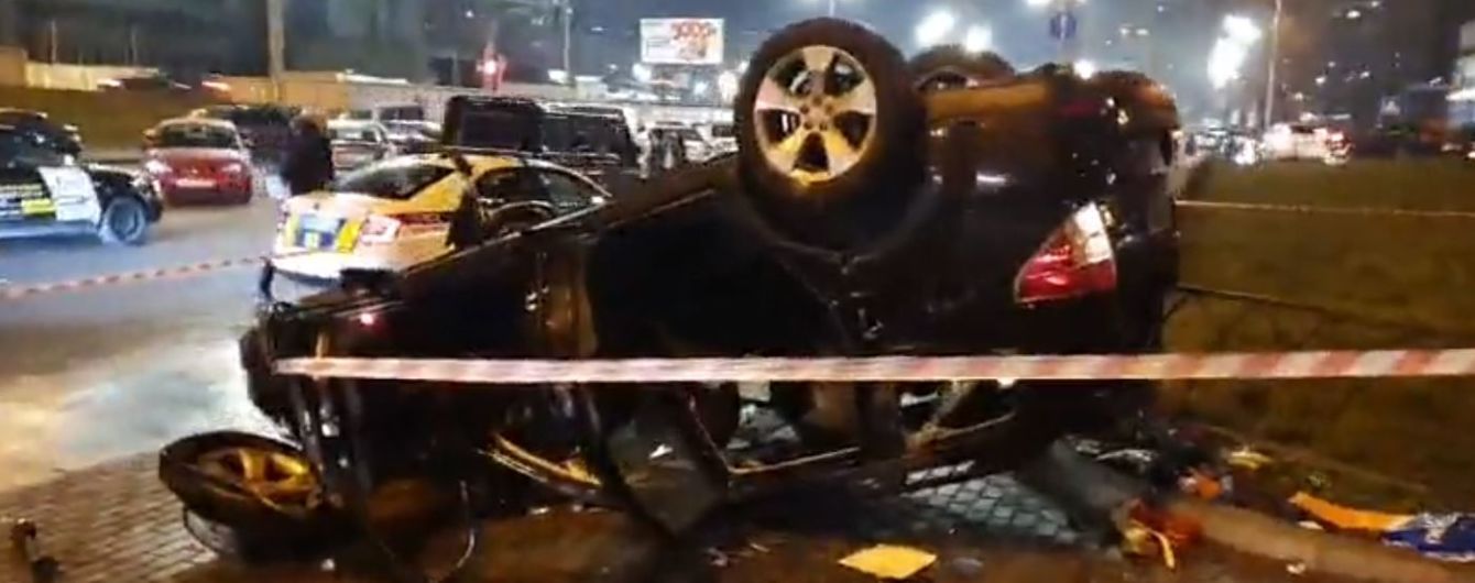 В Киеве авто пробило ограждение и упало с путепровода