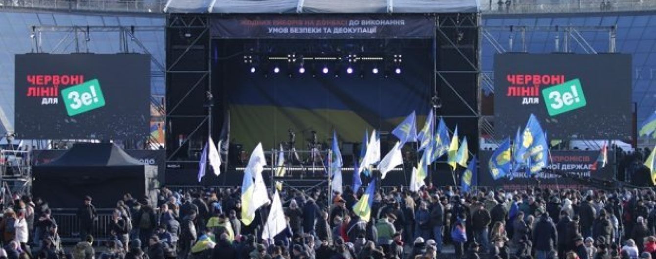 На Майдане люди собрались на вече "Красные линии" накануне "нормандского саммита"