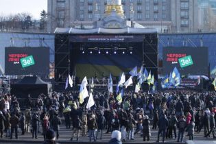 На Майдане люди собрались на вече "Красные линии" накануне "нормандского саммита"