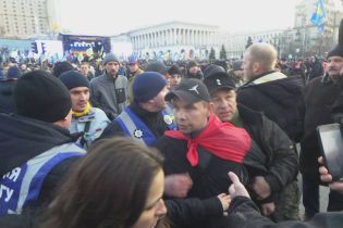 Під час виступу на Майдані у Порошенка жбурнули яйцями