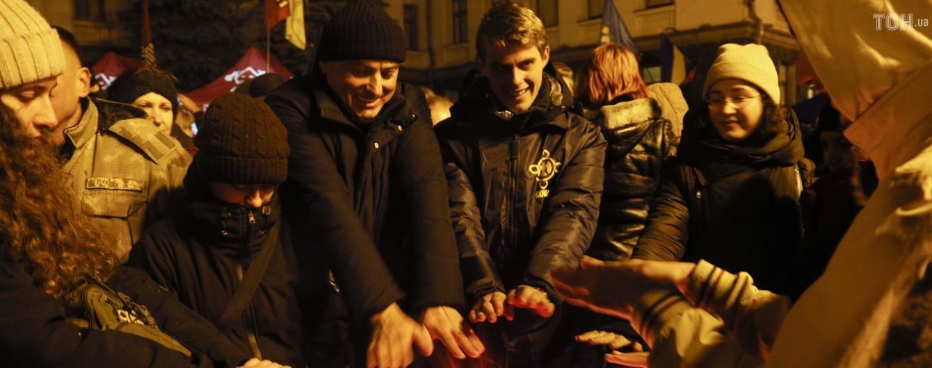 "Мы плечо для Зеленского": участники ночного пикета на Банковой отвергли возможность штурма Офиса президента