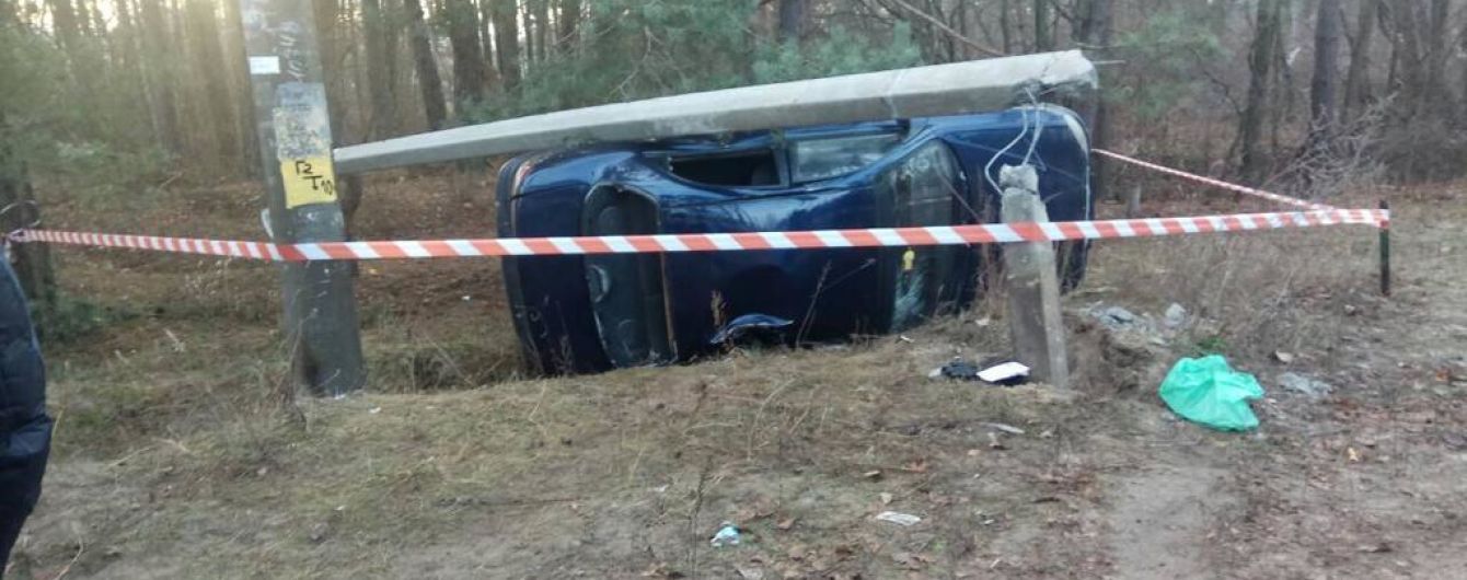 На Киевщине автомобиль сбил детей, которые переходили дорогу, и протаранил бетонный столб