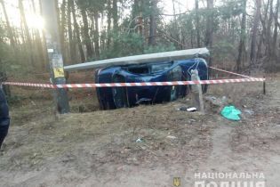 На Київщині авто збило дітей, які переходили дорогу, і протаранило бетонний стовп