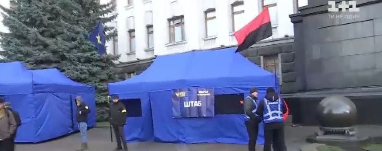 В ожидании "нормандской встречи": на Банковой появился палаточный городок и металлоискатели