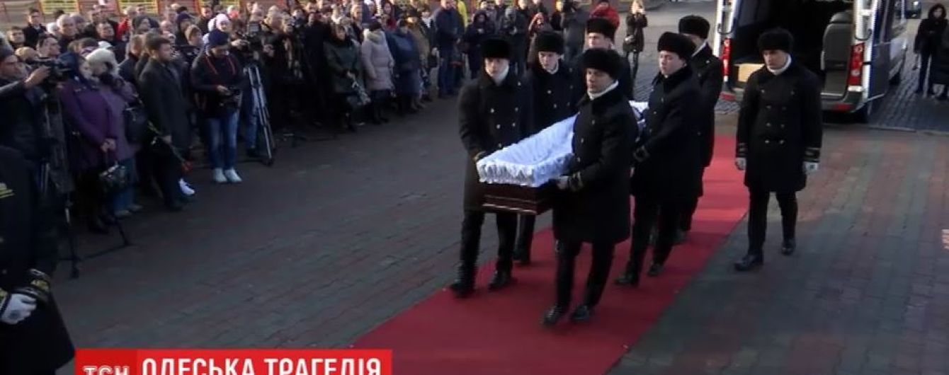 В Одессе прощаются с погибшим во время пожара спасателем