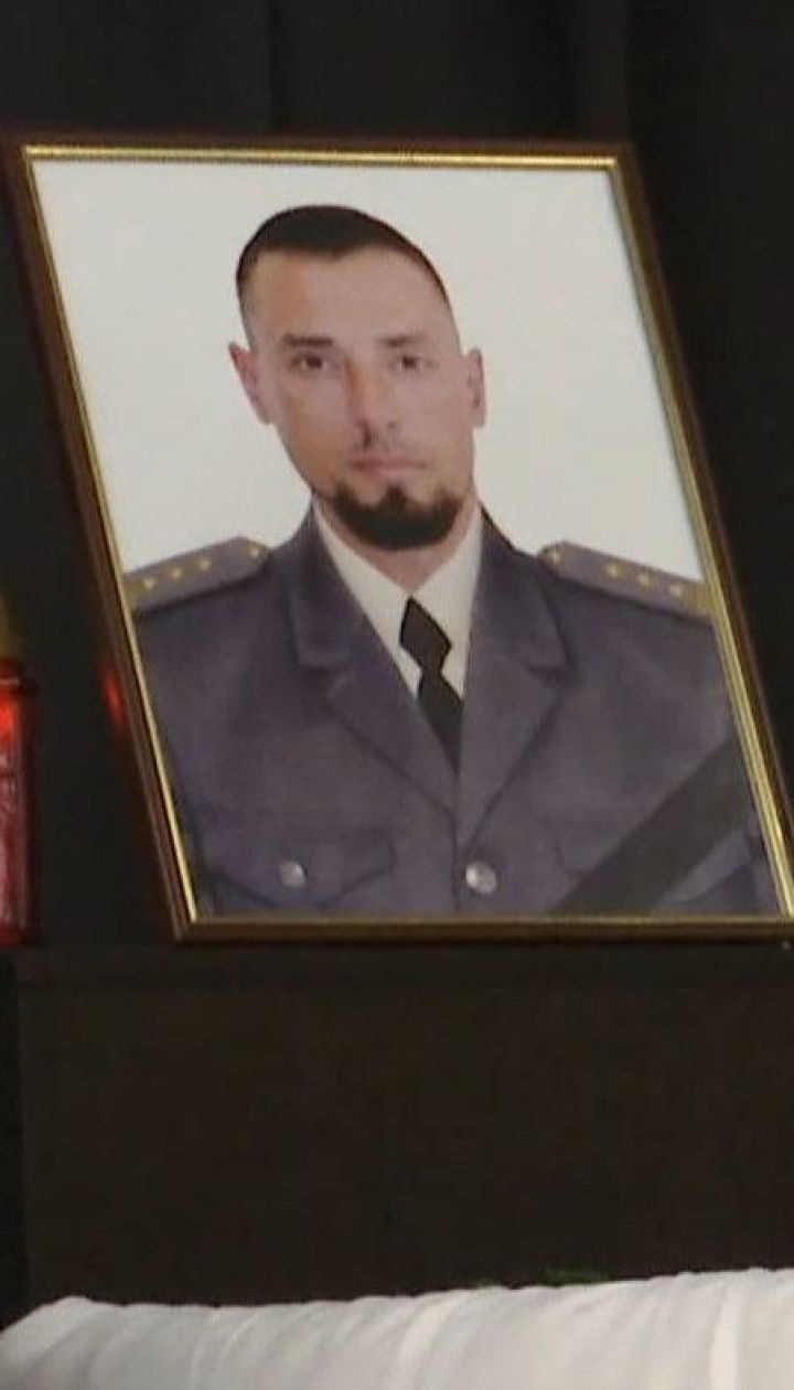 Сотни людей и тысячи цветов: в Киеве провожают в последний путь Дмитрия Каплунова