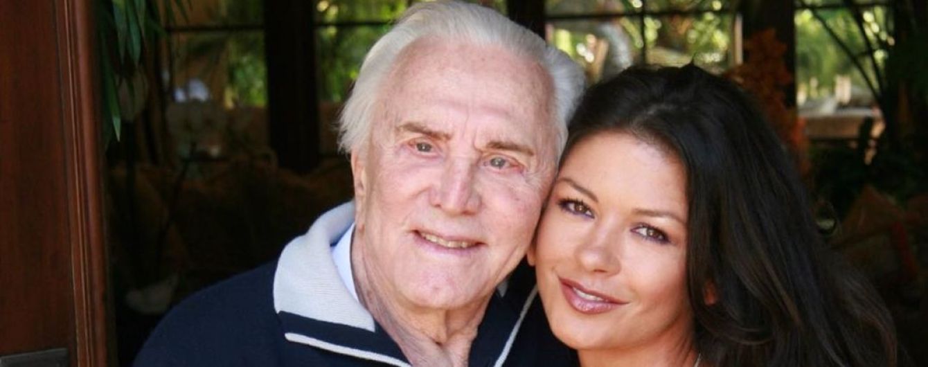 Кэтрин Зета-Джонс трогательно поздравила свекра Кирка Дугласа с 103-летием