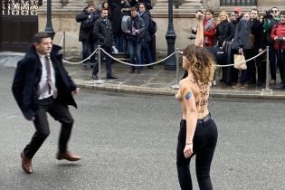 "Зупиніть путінську війну". Гологруді Femen влаштували акцію у Парижі