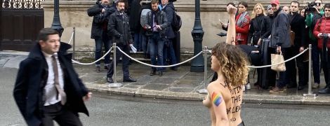 "Остановите путинскую войну". Femen c голой грудью устроили акцию в Париже