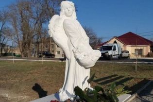 В Одесской области установили памятник жестоко убитой 11-летней Дарье Лукьяненко