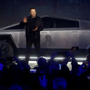 Илон Маск прокатил в электропикапе Cybertruck певицу Граймс и сбил ограждение