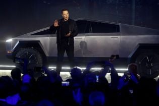 Илон Маск прокатил в электропикапе Cybertruck певицу Граймс и сбил ограждение