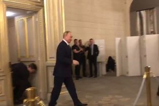 В Елисейском дворце Путина в уборной сопровождали по меньшей мере шесть человек