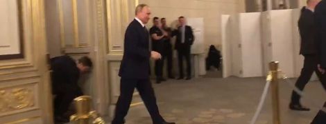 У Єлисейському палаці Путіна у вбиральні супроводжували щонайменше шість людей