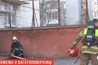 У багатоповерхівці Львова сталася пожежа: рятувальники евакуювали жителів