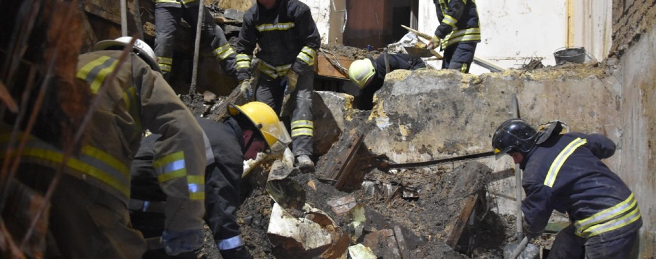 Одеські рятувальники задля повалення стіни згорілого коледжу відселять і перекриють весь квартал
