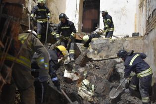 Одеські рятувальники задля повалення стіни згорілого коледжу відселять і перекриють весь квартал
