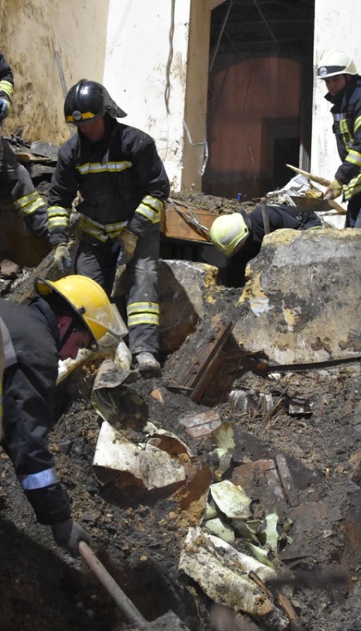 Одеські рятувальники задля повалення стіни згорілого коледжу відселять і перекриють весь квартал